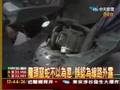 騎機車龍頭竄出蛇 赴消防隊拆車抓蛇