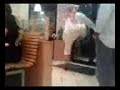 saoudi trapt deur in