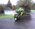 Wheelie mit einem... :: Dieser Typ beweist Fingerspitzengefühl und macht einen ordentlichen Wheelie mit einem Rasenmähertrecker! Es ist auch kein Fake... Wheelie mit einem... - Dieser Typ beweist Fingerspitzengefühl und macht einen ordentlichen Wheelie mit einem Rasenmähertrecker! Es ist auch kein Fake...