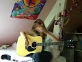 Youpinett' se met a la guitarre