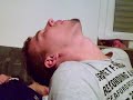 Betrunkener schläft im sitzen Betrunkener schläft im sitzen