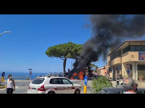 Auto in fiamme a Capoliveri