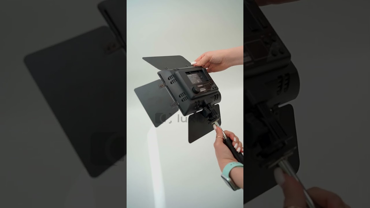 Прямоугольный видеосвет Yongnuo YN-300 III для фото и видео на штативе 2.1м с аккумулятором Прямоугольный видеосвет Yongnuo YN-300 III для фото и видео на штативе 2.1м с аккумулятором