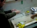 Nos decidimos a tomar teres y queria implementar esta tecnica para picar el hielo... pero noten que el hielo es bastante grueso..... dolio bastante :) jajaja les aconsejo a mirar el otro video, en el 