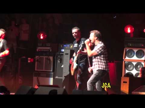 Talkin - PEARL JAM - Eruption & Ain't Talkin 'bout Love - Van Halen Cover- Hartford CT - Oct 25 2013.