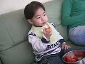 Comendo moranguinho...