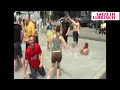 Zielonog�rscy studenci po paradzie k�pali si� w fontannie 