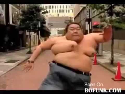 Gordito corriendo en camara lenta