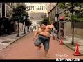 Gordito corriendo en camara lenta