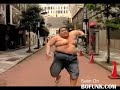 Gordito corriendo en camara lenta