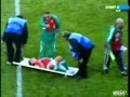 Heftiger Fußball Unfall - Spieler von Trage geschmissen