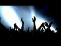 9 songs se d�roule � londres durant l'automne 2003. lisa, une �tudiante am�ricaine, rencontre l'anglais matt lors d'un concert de black rebel motorcycle club � la brixton academy. c'est le coup de foudre imm�diat, le point de d�part d'une histoire d'amour sensuelle et charnelle. une histoire passionn�e qui durera un an et se conclura pourtant par une rupture sans appel. dans ce film � la fois impudique et romantique, michael winterbottom brosse le tableau d'une relation amoureuse d'un �rotisme torride, depuis ses pr�mices jusqu'� son in�luctable conclusion. les sc�nes de sexe film�es sans faux semblants alternent avec les images in�dites des concerts des von bondies, de franz ferdinand, de black rebel motorcycle club, des dandy warhols, d'elbow, de primal scream et des super furry animals ainsi que des musiques instrumentales n�o-classiques sign�es michael nyman.