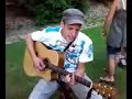 Doune à la guitare