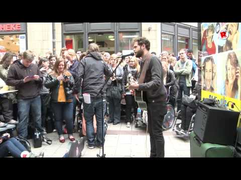 Passenger - Passenger (Mike Rosenberg) spielt Live und Unplugged in der Spitalerstraße vor dem Radio Hamburg Studio.