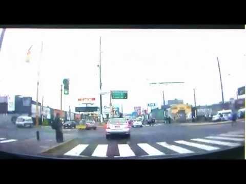 Una persecución policial vista desde la cámara de un patrullero