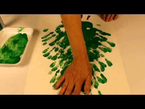Sapin avec peinture aux doigts