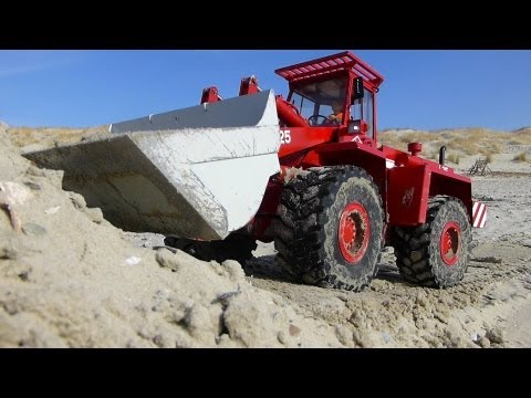 walkende Reifen - http://tobias-braeker.de Anbaugeräte und Schnellwechsler für Modellradlader hier kaufen: http://tobias-braeker.de Attachment equipment and quick coupler for RC wheel loader buy...