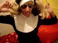 una monja muy puta y dicharachera bailando para todas vosotras. esto es un homenaje a geri halliwell.