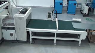 Linia do cięcia poprzecznego blachy z kręgu ze stołem tasmowym.