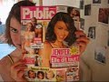 no comments =x

music: rockstar - nickelback


j'en ai assez de faire la queue
devant ces boites de nuits o� nous n'entrerons jamais
c'est comme une derni�re mi-temps
et je ne gagnerai pas
cette vie ne s'est pas vraiment d�roul�e
comme je l'aurais voulu

(dis moi ce que tu veux)

je veux une toute nouvelle maison
passer dans un �pisode de cribs
une salle de bain o� l'on peut y jouer au base-ball
et une baignoire g�ante qui pourrait contenir
dix personnes en plus de moi

(ouais, donc tu aurais besoin... )

j'aurai besoin d'une carte de cr�dit qui n'aurait pas de plafond
et d'un �norme jet noir avec une chambre � l'int�rieur
pour aller rejoindre les bo�tes en hauteur
situ�es � 11 000 m�tres du sol

(je suis all� l�, j'ai fait �a)

je veux un car de tourisme rempli de vieilles guitares
et ma propre �toile sur hollywood boulevard
quelque part entre cher et
james dean me convient tr�s bien

(et comment vas tu t'y prendre ? )

[pont]
je vais �changer cette vie contre la fortune et la gloire
je couperai m�me mes cheveux et changerai mon nom

[refrain]
parce qu'on veut tous juste �tre de grandes rockstars
et habiter des maisons situ�es sur les collines, en conduisant quinze voitures
les filles deviennent faciles et les drogues pas ch�res
on restera tous maigre car on ne mangera pas
et on tra�ne dans les bars les plus cools
dans les coins vip avec les stars de cin�ma
tous les bons chercheurs
atterriront l�
toutes les mod�les de playboy
avec leurs cheveux blonds d�color�s

hey hey je veux devenir une rockstar