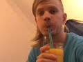Performance 9 - Svensk man dricker apelsinjuice Performance 9 - Svensk man dricker apelsinjuice