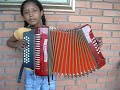 pelada-tocando-canta