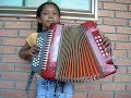 pelada-tocando-canta