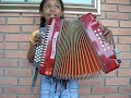 pelada-tocando-canta