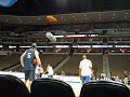 con pablito saludondole a walter herrman.ejugador de los detroit pistons.eh si tenemos pases vip siempre...capos!!!!