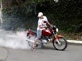 Alex queimando pneu da Bernadette...