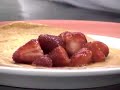 Panqueca de Morango com Calda e Sorvete de Chocolate Panqueca de Morango com Calda e Sorvete de Chocolate