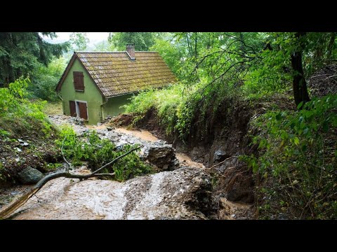 Aufrumarbeiten nach dem Unwetter in Hessen