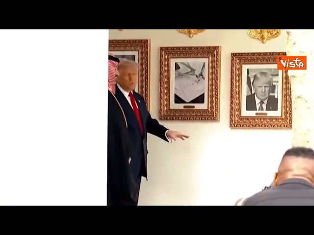 Trump con bin Salman davanti a foto autopen che sostituisce ritratto di Biden alla Casa Bianca