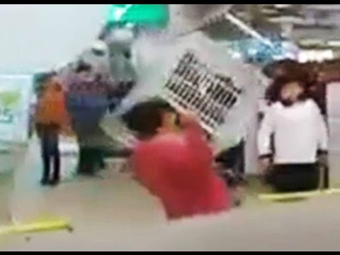 san - Mujer enojada lanza carro de super al aire. Se peleó con un guardia en San Bernardo.