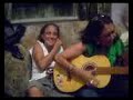duas senhoras de  idade cantando vanessa da mata para ficarem famosas no youtube.