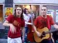 Mofeta & Jerre som gatumusikanter - Vad dom än säger
