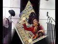 el estudio de holmes, en el 221b de baker street, ser�a el escenario de casi todas sus aventuras. holmes lo convertir�a en su biblioteca y museo personal, sus paredes son testigo secreto de los peores crimenes y horrores del londres victoriano...el n�221b no existia en �poca de doyle, con la ampliaci�n de baker street en los a�os 20 y 30..se renumer� la calle, d�ndole el merecido n�mero en honor al gran sherlock y su creador sir arthur c.doyle...su museo es una delicia para los seguidores y ...