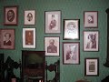 el estudio de holmes, en el 221b de baker street, ser�a el escenario de casi todas sus aventuras. holmes lo convertir�a en su biblioteca y museo personal, sus paredes son testigo secreto de los peores crimenes y horrores del londres victoriano...el n�221b no existia en �poca de doyle, con la ampliaci�n de baker street en los a�os 20 y 30..se renumer� la calle, d�ndole el merecido n�mero en honor al gran sherlock y su creador sir arthur c.doyle...su museo es una delicia para los seguidores y ...