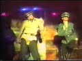 bassline boys - warbeat (live show)

fragment extracted from 'ciel, mon mardi! tv show about acid house and new beat.

ciel mon mardi was a television talk show hosted by christophe dechavanne and running on french television tf1 every tuesday from 1988 at 1992.

bassline boys est un groupe belge qui d�barque � la fin des ann�es 80 en pleines vagues new beat et t-shirts smiley. il sortent alors deux premiers singles, baby b et magouille. ces titres marchent essentiellement dans les rares clubs convertis � une house music encore naissante. le titre qui les fait vraiment conna�tre du grand public s'intitule on se calme !. en fait, le single sample christophe dechavanne d�clamant sa c�l�bre expression durant l'�mission ciel mon mardi, justement consacr� � la new beat et � l'acid house. il s'agit alors d'une petite vengeance, le pr�sentateur ayant quelque peu caricatur� le milieu techno de l'�poque.

http://glandouillage.over-blog.com/article-18772858-6.html