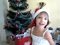 Gigi cantando música de natal