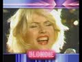 Die frühen 80er Jahre waren musikalisch eine spannende Zeit. Der Punk hatte gerade alle bis dahin gängigen Konventionen der Popkultur und Musikindustrie mit einem Streich hinweggefegt und war in einer gewaltigen Implosion an seiner eigenen ungestümen Energie verglüht. Von da an sollte alles anders sein. Die Populärmusik hatte ihre Experimentierfreude wiederentdeckt und auf einmal war alles wieder spannend, denn niemand wusste wo die Reise hingehen sollte.Die einst so konservativen Charts wurden nun dominiert von phantastischen Kunstfiguren und Bands mit so klangvoll romantischen Namen wie Tears For Fears, Soft Cell oder The Talking Heads. Die ultimative Chartshow - Pop & Wave bietet einen einzigartig umfassenden Überblick über diese Zeit der Synthesizer und Phantasiekostüme. Ein Doppelalbum randvoll mit den größten Hits dieser Bewegungen. Von a-ha über Blondie, Alphaville, The Cure, Talk Talk und den Eurythmics ist dieser Sampler ein schillerndes Potpourri von wirklich fantastischen Songs aus der Zeit als der Pop erwachsen wurde. Die ultimative Chartshow präsentiert einen der besten Pop & Wave Sampler aller Zeiten!!!