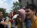 Flash mob  bataie cu perne mineriada Universitatii Mineriada