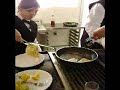 ale cocinando crepas :O en UVM