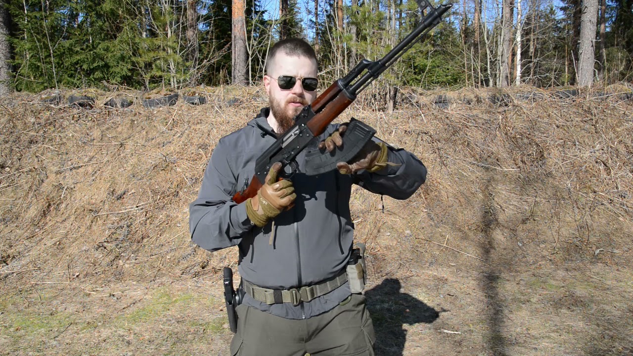 AK-sukuisten kiväärien lataaminen