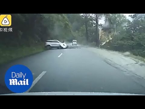 Karmiva tilanne tallentui videolle – lohkare vyöryy ja tuhoaa auton vain millisekuneissa