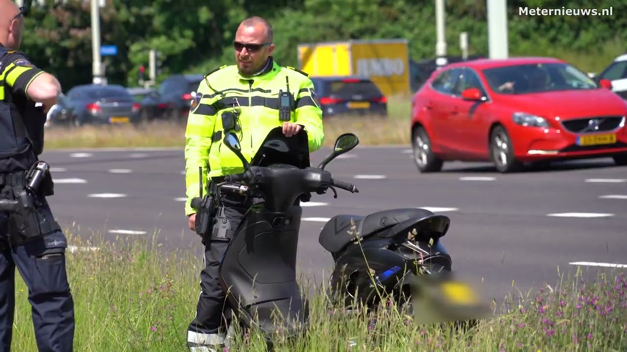 Gewonde na aanrijding scooter auto in Assen(Video)