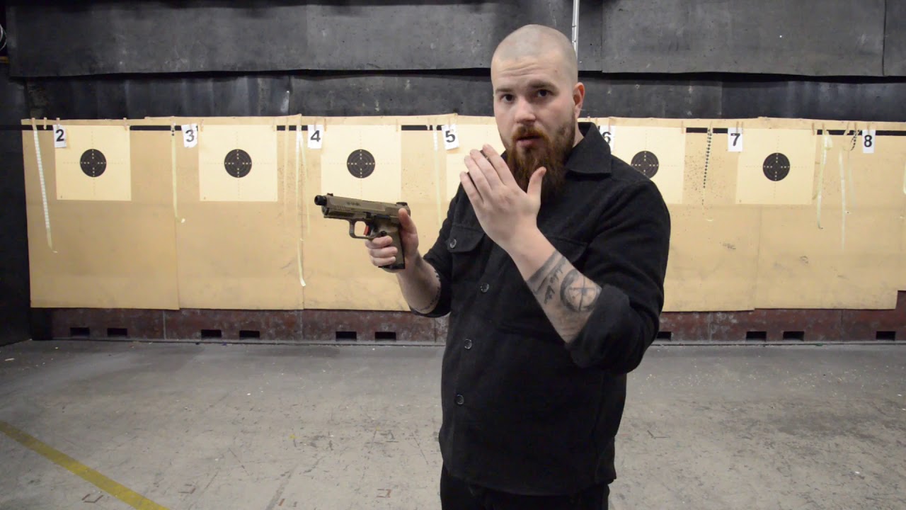 Kahden käden ote pistoolista