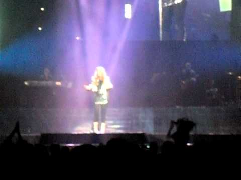 Lauren Alaina singing