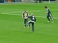 robinho y roberto carlos calentando