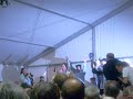 sortie de sc�ne de fran�ois, yvon et henri. les fr�res morvan f�taient leur 50 ans de kan ha diskan � st nicod�me le 20 septembre 2008. pour la premi�re fois depuis 9 ans ils chantaient � trois.